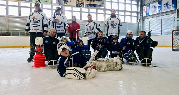 Для сургутских мамонтят провели спортивную эстафету «Следж-хоккейная семейка»